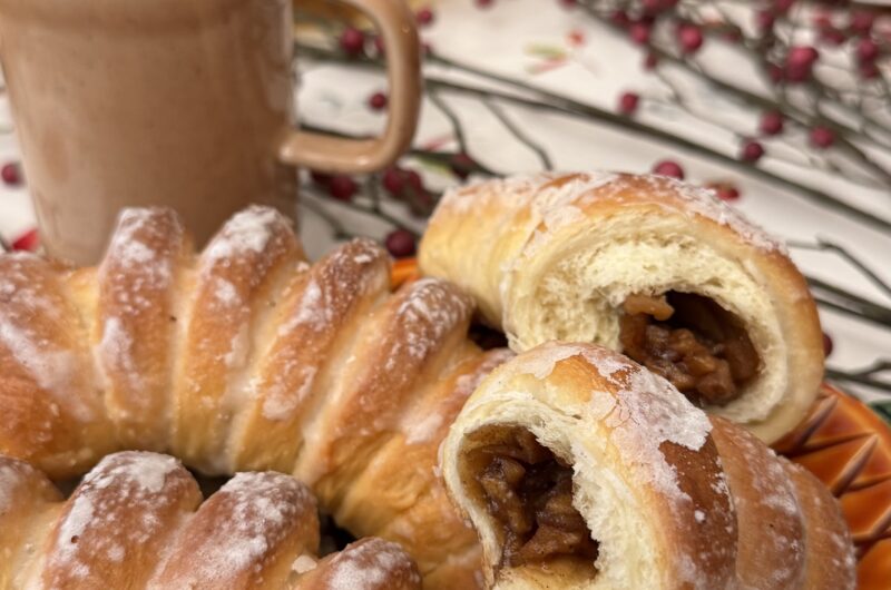 Козуначени кифлички с карамелизирани ябълки и канелена глазура